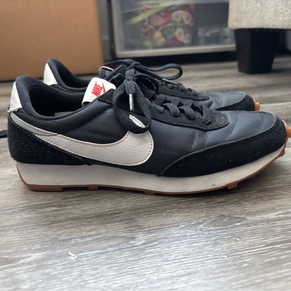 Nike Men's Black and White Retro Sneakers